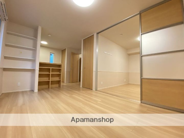 兵庫県三木市平田2丁目の賃貸アパートの居間