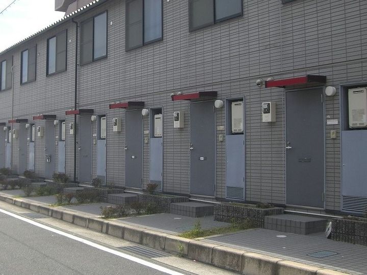 レオパレスビレントライフ107の玄関