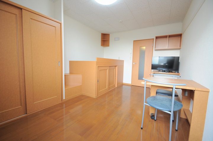 レオパレスドミール細江N弐番館203の居間