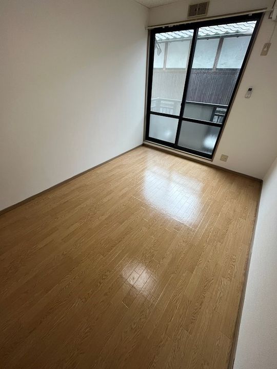 アーバン和202号室の居間