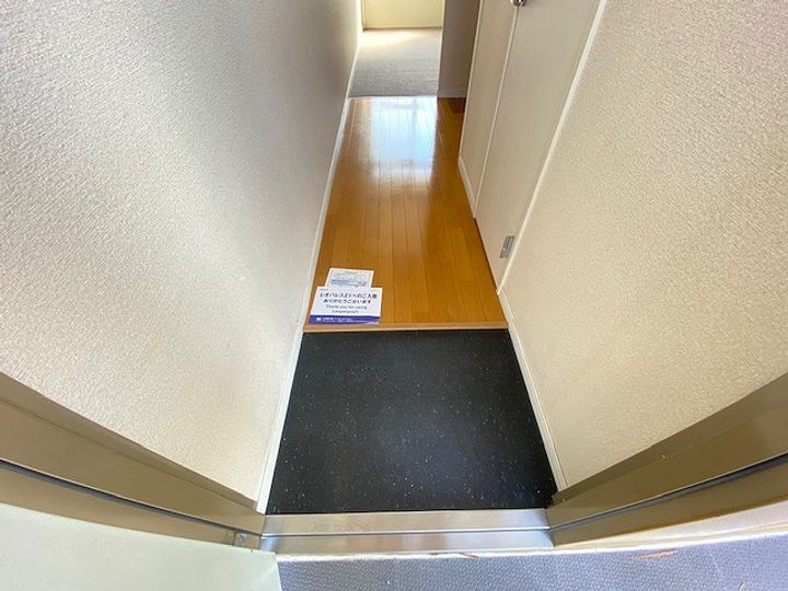 レオパレス レ・エスペランス207の玄関