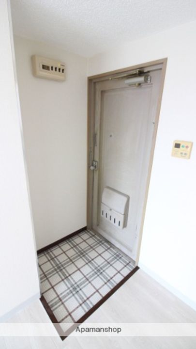 三和ハイツ西棟の玄関