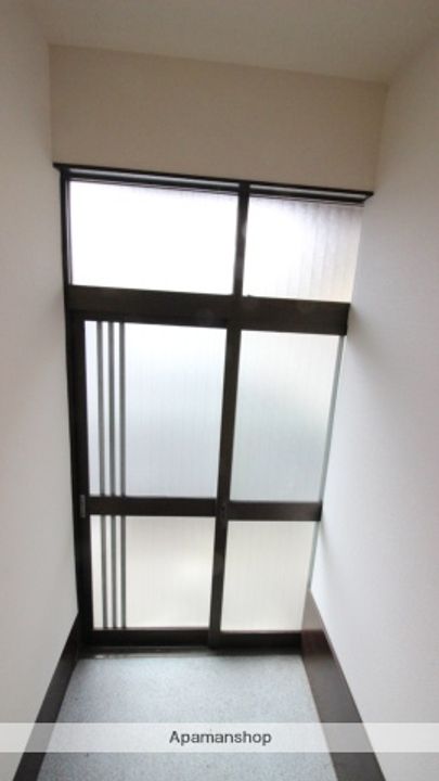 南マンションの玄関