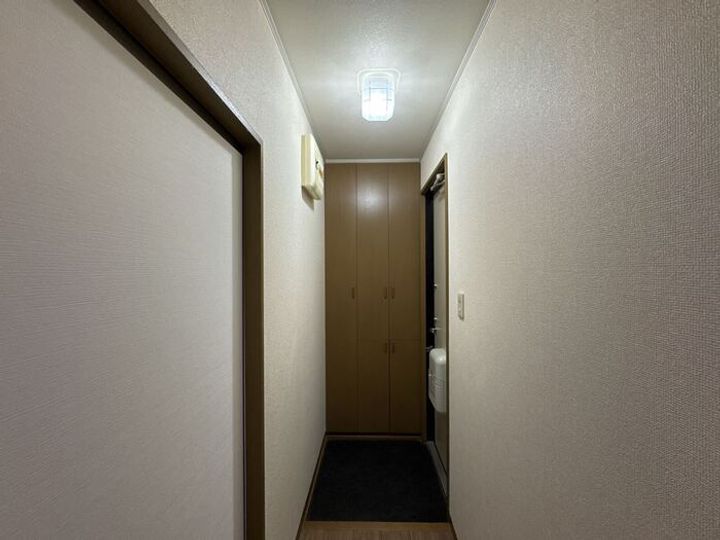 ジュネスコート B棟の玄関