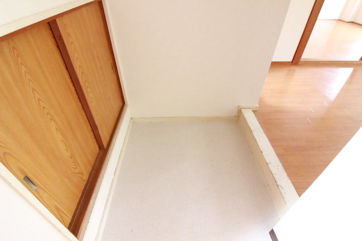 奈良県桜井市大字浅古の賃貸マンションの玄関