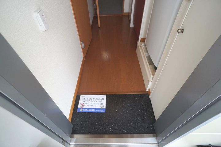 レオパレスあやめ池疋田204の玄関