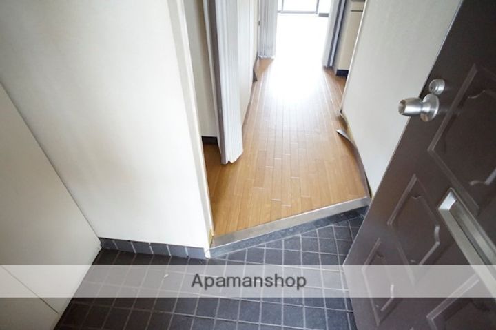 奈良県生駒市中菜畑2丁目の賃貸マンションの玄関