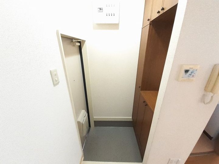 ラフィーネ生駒 (西松ヶ丘)103の玄関