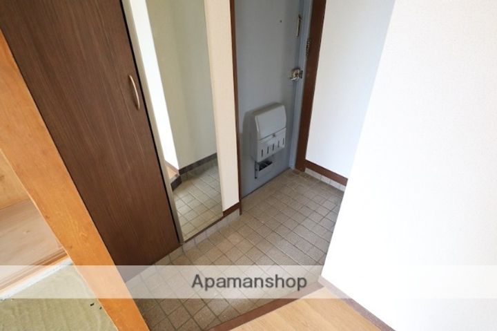 奈良県天理市川原城町の賃貸マンションの玄関