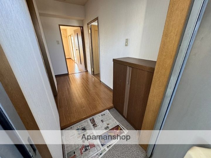 ウエストポート B棟の玄関