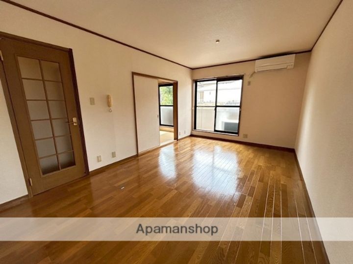 アクシス光台の居間