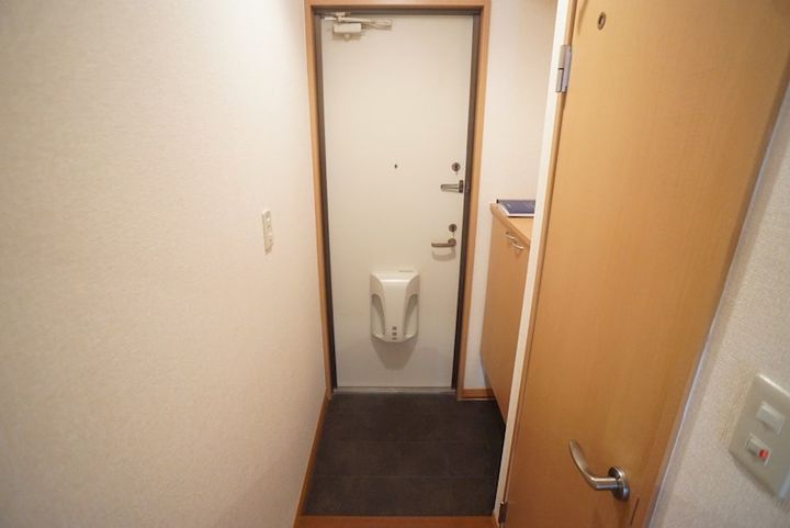 グランドゥール西大寺の玄関