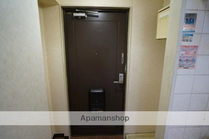 奈良県奈良市富雄元町3丁目の賃貸マンションの玄関