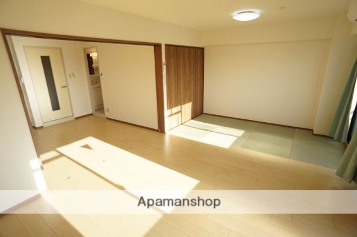 リバーサホ萬の居間