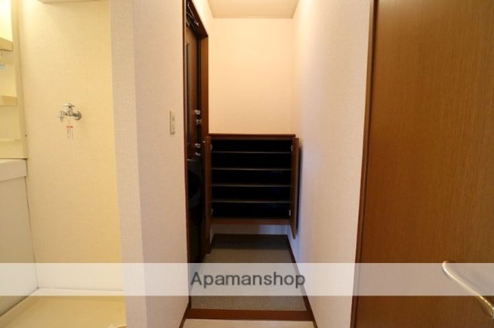 ロイヤルガーデンA棟の玄関