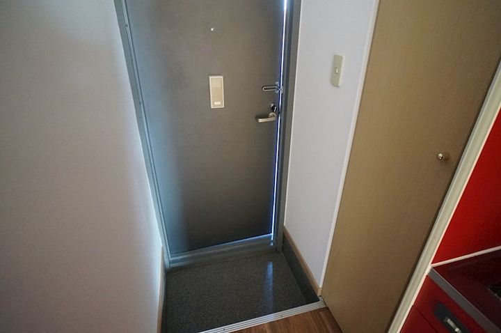 レオパレス二上101の玄関