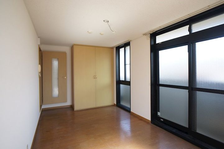 レオパレス二上101の居間