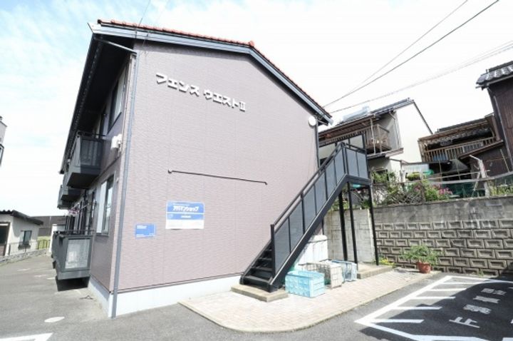 フェンスウエストⅡの外観