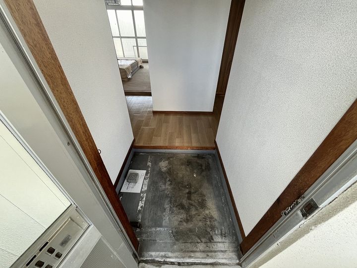 章マンション301の玄関