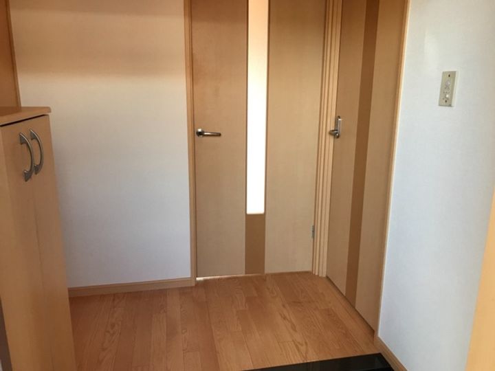 ロマン B棟の玄関