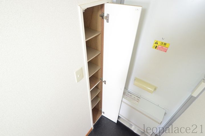 レオパレスレフォルム101の玄関