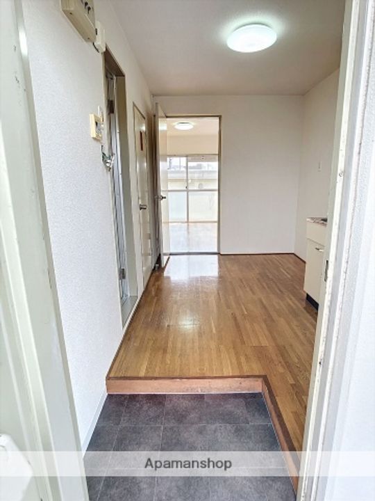 メゾンウインズ202の玄関