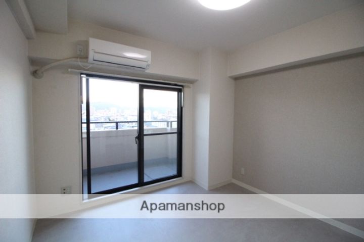 岡山県岡山市北区弓之町の賃貸マンションの居間