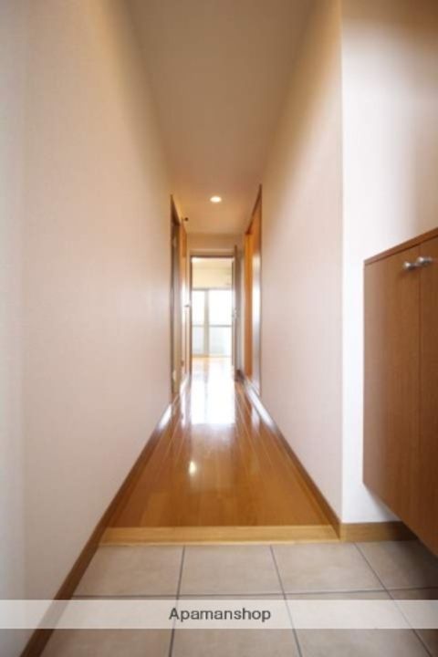 岡山県岡山市北区今保の賃貸マンションの玄関