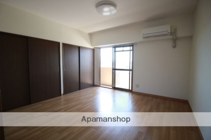 岡山県岡山市北区辰巳の賃貸マンションの居間