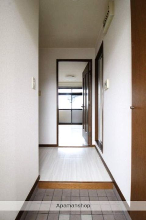 岡山県岡山市北区下中野の賃貸アパートの玄関