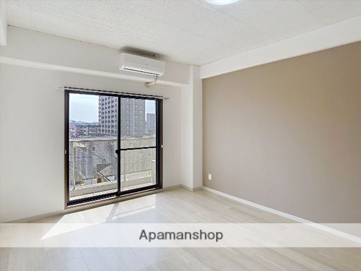 岡山県倉敷市新倉敷駅前3丁目(マンション)の賃貸物件の居間