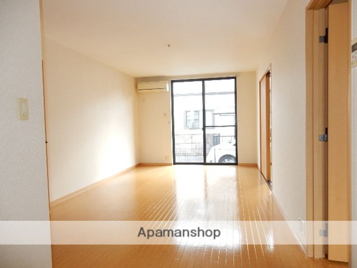 岡山県岡山市北区平野の賃貸アパートの居間