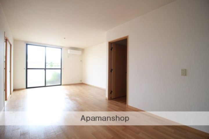 岡山県岡山市南区福成1丁目の賃貸アパートの居間