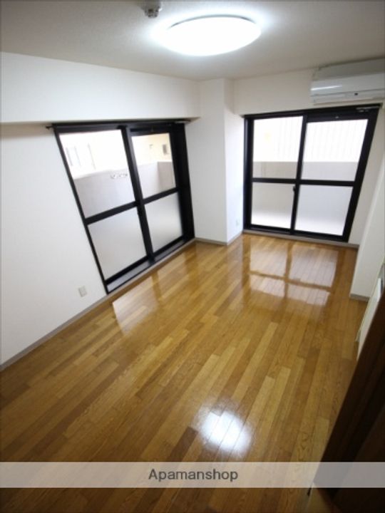 岡山県岡山市北区京橋町の賃貸マンションの居間