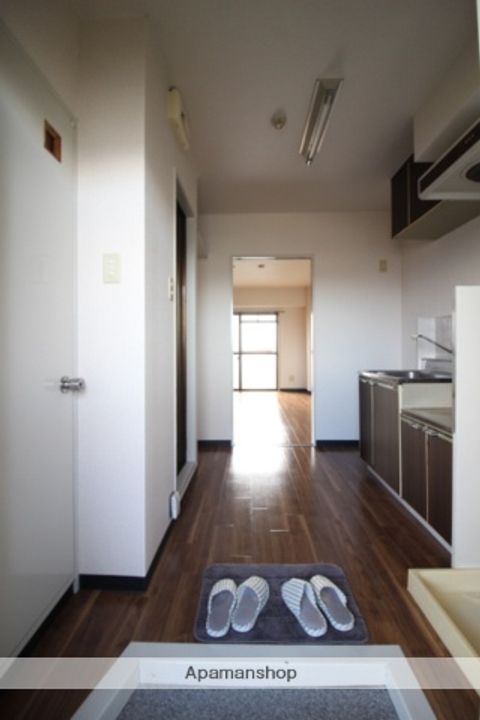 岡山県岡山市南区下中野の賃貸マンションの玄関