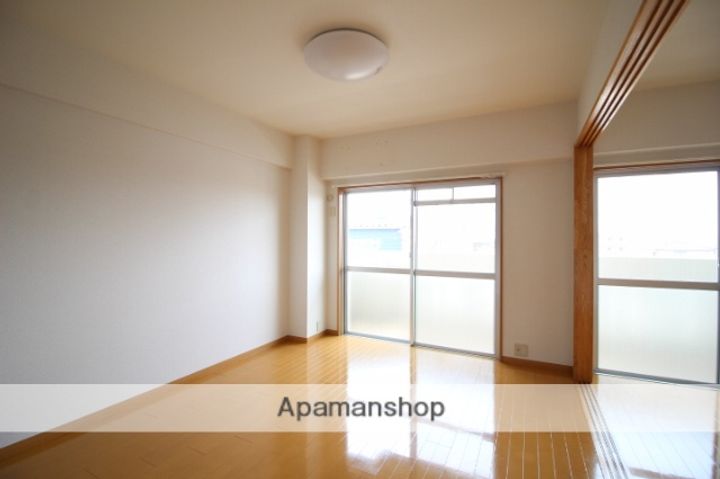 岡山県岡山市北区奥田本町の賃貸マンションの居間