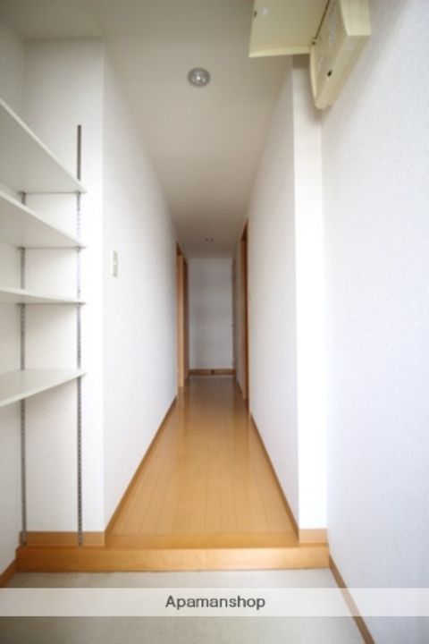 岡山県岡山市北区奥田本町の賃貸マンションの玄関