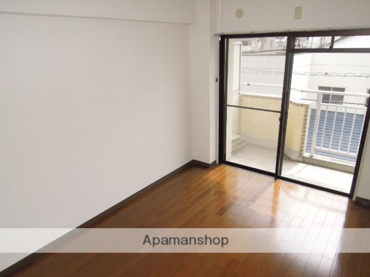 岡山県岡山市北区岡町の賃貸マンションの居間