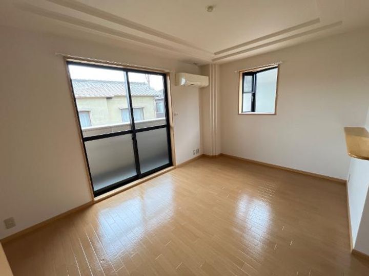 プラスペリティの居間