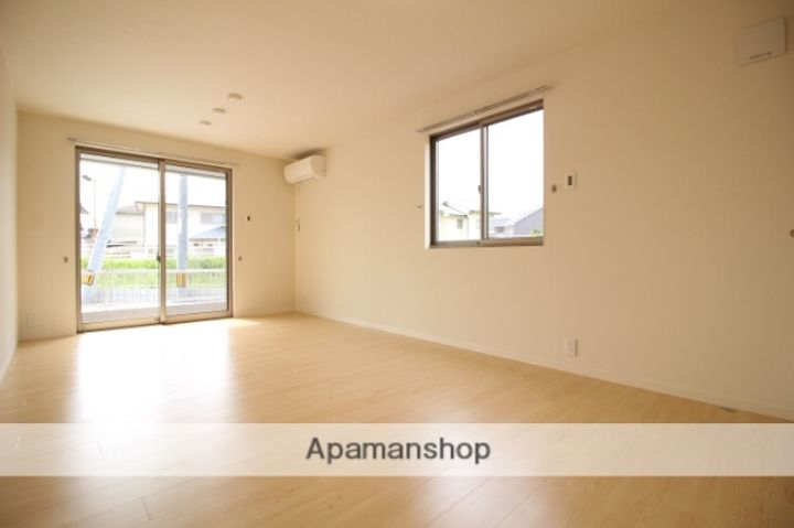 岡山県岡山市東区西大寺中野の賃貸アパートの居間