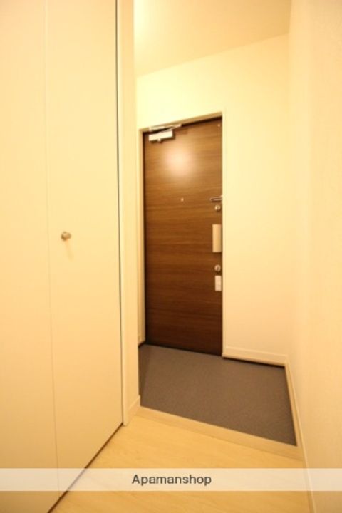 岡山県岡山市東区西大寺中野の賃貸アパートの玄関