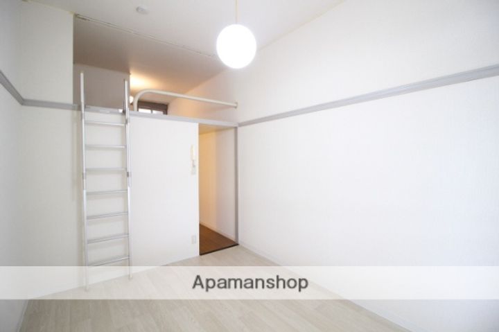 岡山県岡山市北区今7丁目の賃貸アパートの居間