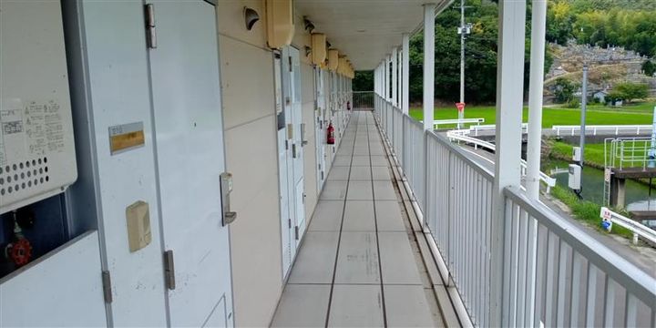 レオパレスアークハイツの玄関