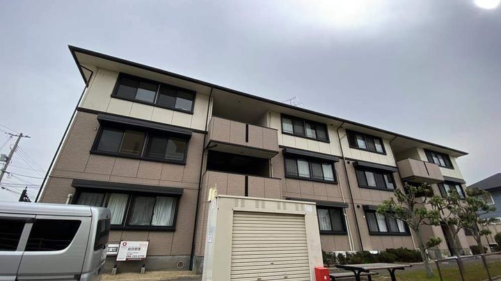 ハイカムールウエストリバー A棟の外観