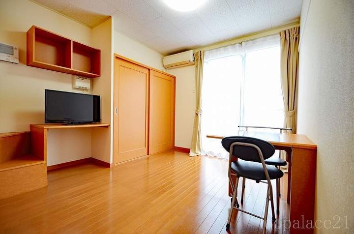 レオパレスプラスパーの居間