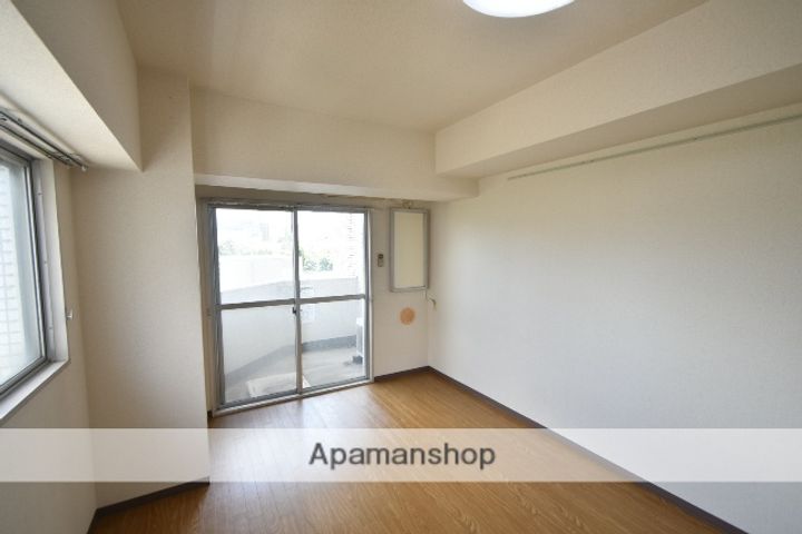 ホーメストハイツ蕃山町405の居間