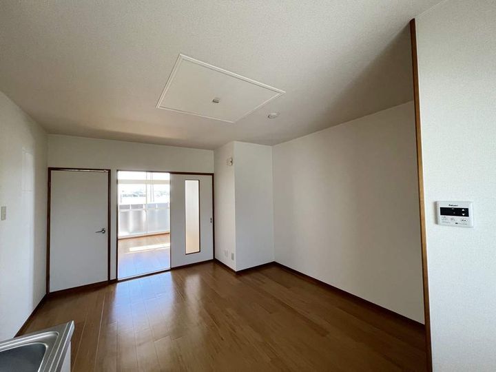 リバーウエスト泉Bの居間