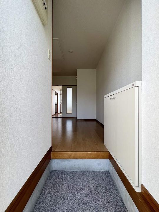 リバーウエスト泉Bの玄関