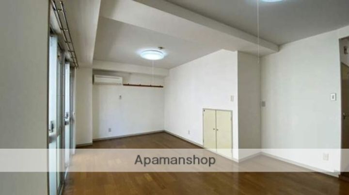 富田町共同ビル(15号室から20号室)220の居間