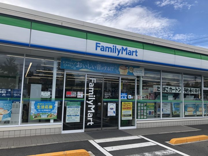 トリシア田中の周辺